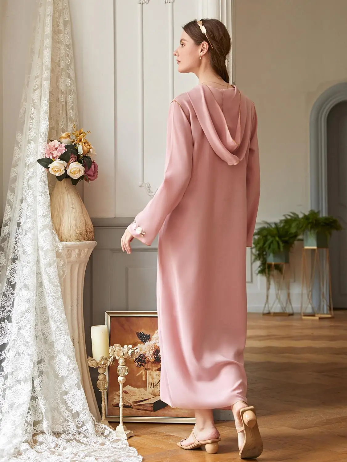 Розовое длинное платье-кафтан с аппликацией в стиле Марокко Мусульманское