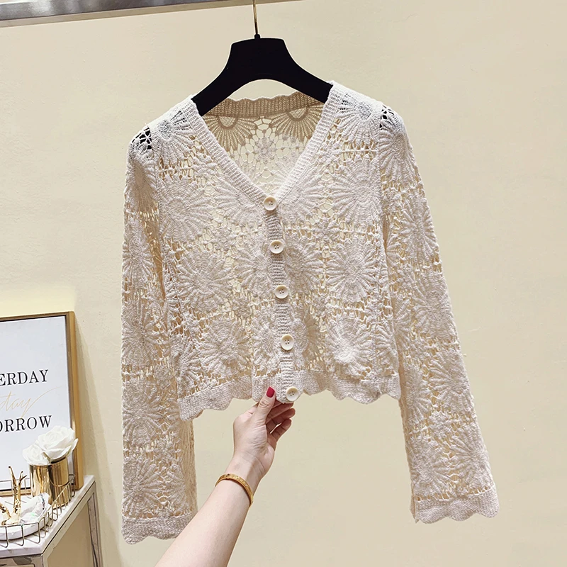 Женская трикотажная рубашка белая короткая однотонная с кружевными