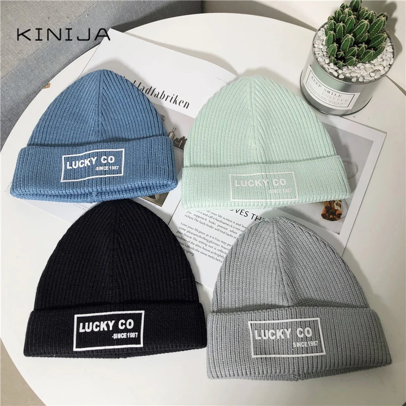 Женская шапка с буквенным принтом черепом осенняя теплая вязаная однотонная