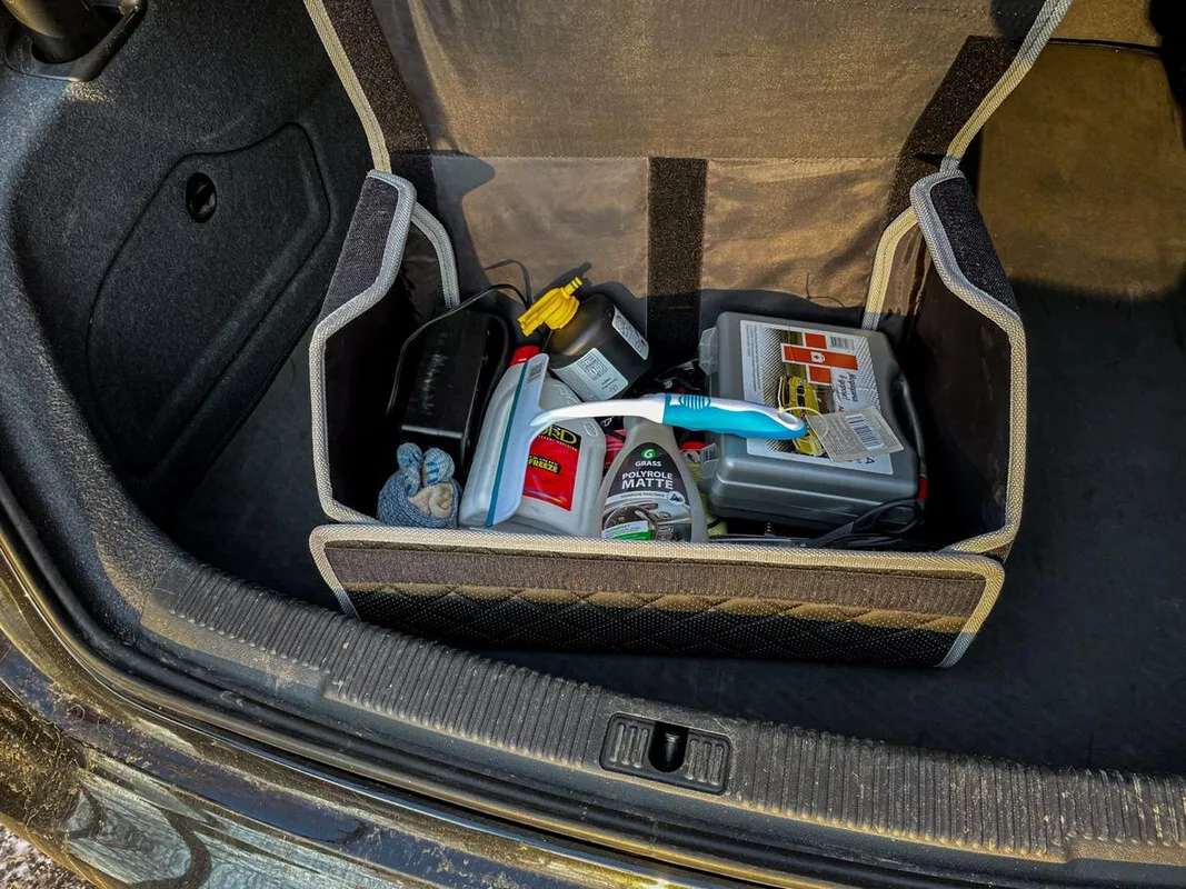 Купить Сумка-органайзер в багажник автомобиля из перфорированной экокожи черная с синей нитью ViceCar с логотипом PORSHE (бежевый кант)