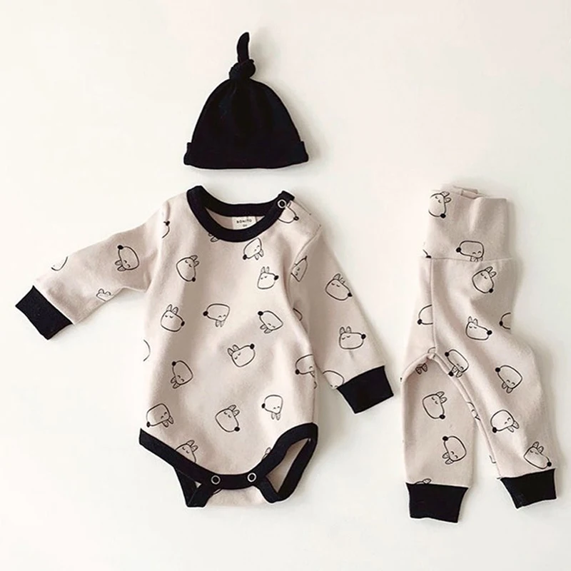

2022 Spring New Children Home Service Suit Kids Print Triangle Romper Pants Hats 3-Piece Baby Boy Clothing Baby Girl Clothes Set