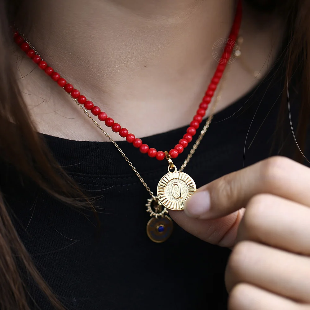 Женское колье с красным коралловым бисером чокер буквенным кулоном и круглым