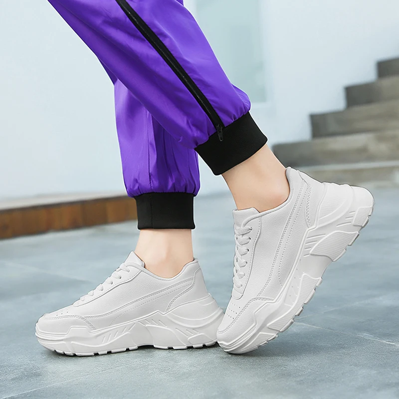 Женские повседневные кроссовки белые дышащие на плоской платформе со шнуровкой
