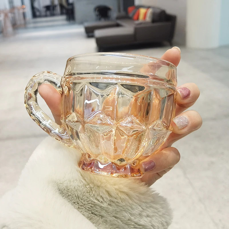 

200 мл янтарная тиснением Стекло Ретро Кофе кружка с ручкой из термостойкого большой Ёмкость стакана воды бытовой кофейные чашки, на вынос бумажные кофейные чашки