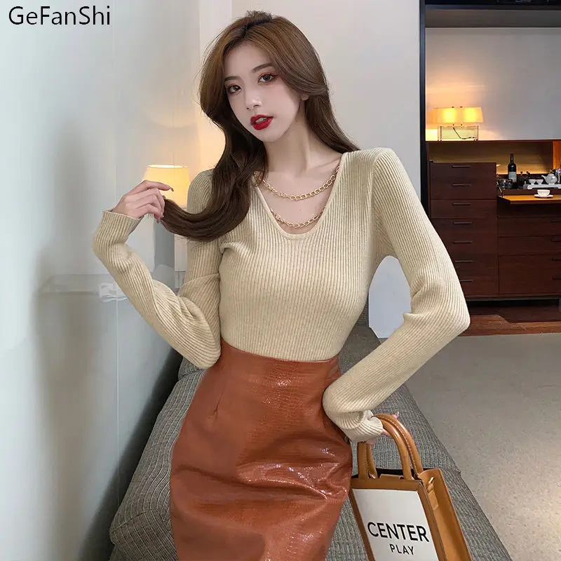 

Женский трикотажный свитер с цепочкой и V-образным вырезом