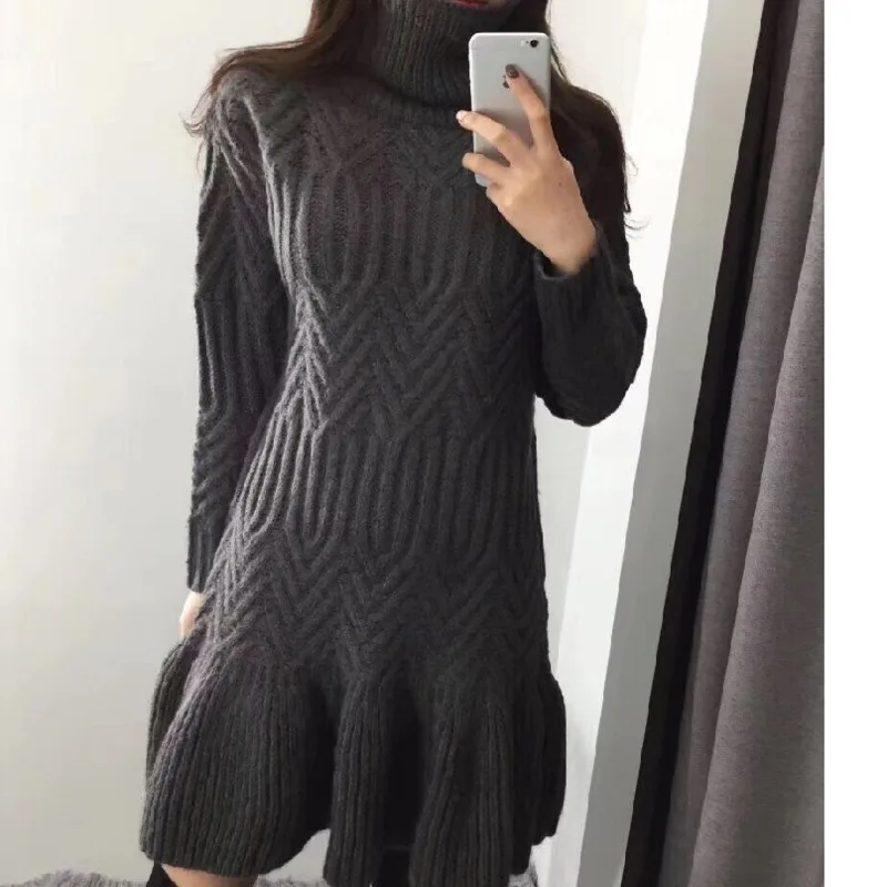 Зимнее платье свитер женское элегантное серое с высоким воротом и цветами из