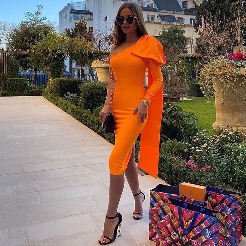 Женское облегающее платье оранжевое летнее с одним открытым плечом длинным