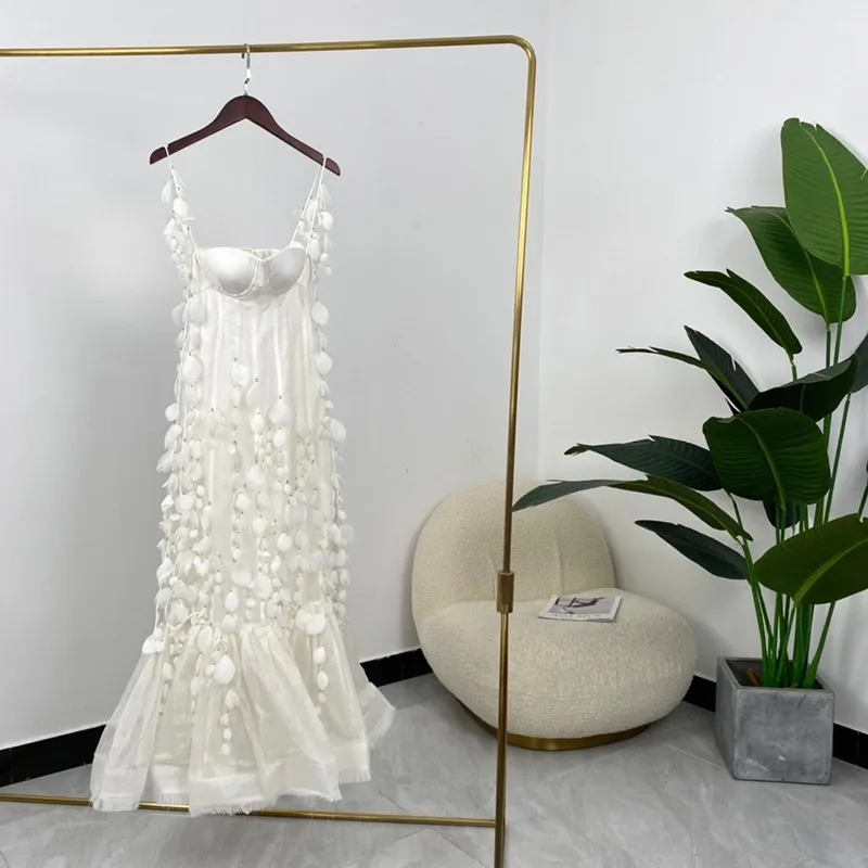 

Женское платье с юбкой годе, белое платье без бретелек с кисточками в виде листьев и открытой спиной, лето