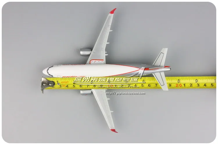 Модель самолета в сборе из пластмассы 19 см авиакомпании Саудовской Аравии AIR ARABIA