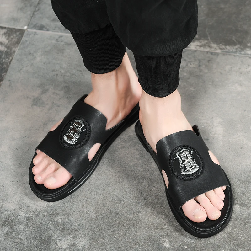 

2021 New Beach Men Slippers Black White Leather Slippers Mens Popular Outdoor Slippers Men Comfortable Casual Men Shoes