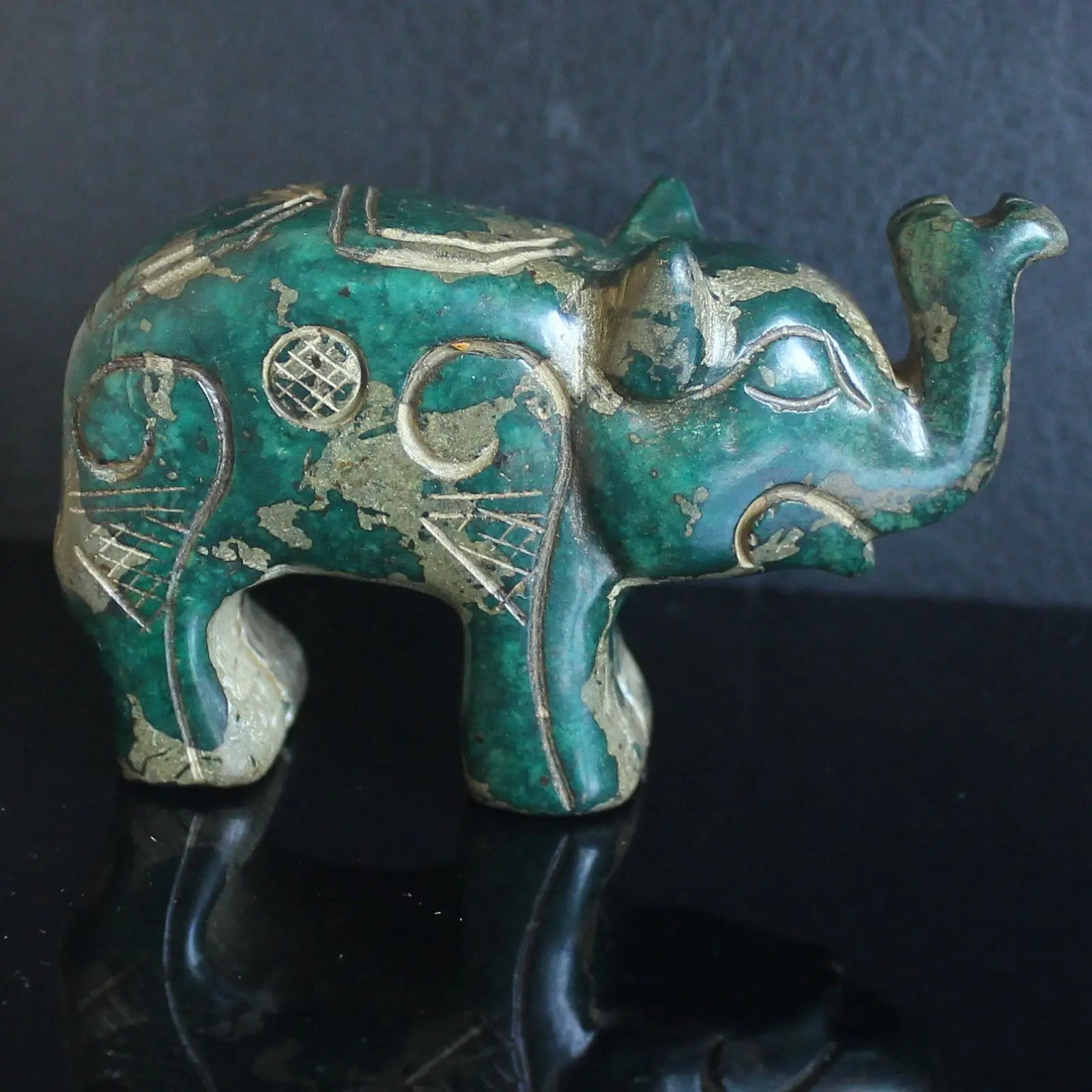 Резная китайская статуэтка в виде старого Нефритового слона с резьбой животного