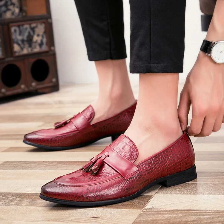 Модные мужские остроконечные кожаные туфли для мужчин в деловом стиле с узором