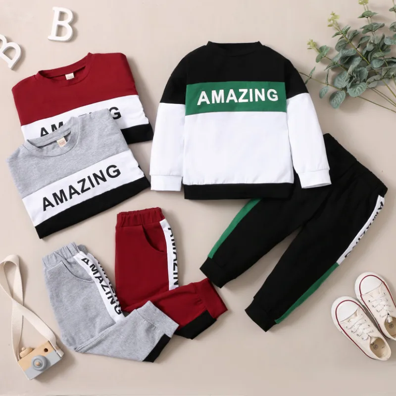 

Футболка с длинным рукавом и круглым вырезом и брюки с карманами