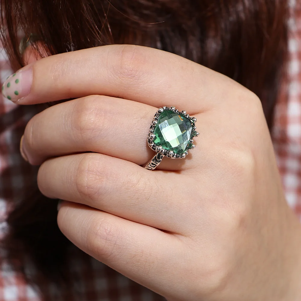Простое кольцо с зеленым квадратным цирконом Винтажное из тайского серебра