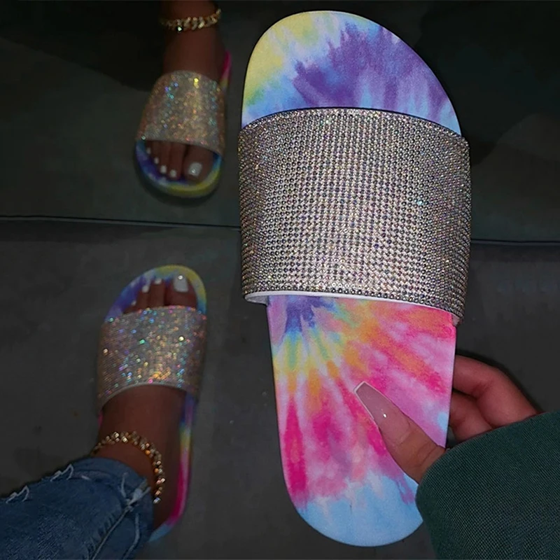 Новинка Летние женские шлепанцы на плоской подошве со стразами Модная яркая