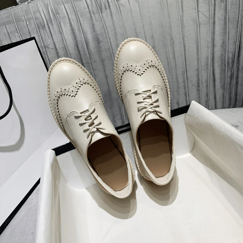 College Hot Girls Carved Pattern Brogue Shoes Women Solid Round Toe Thick Heels Loafers Ins Lace Up Oxfords Woman Bullock Flats