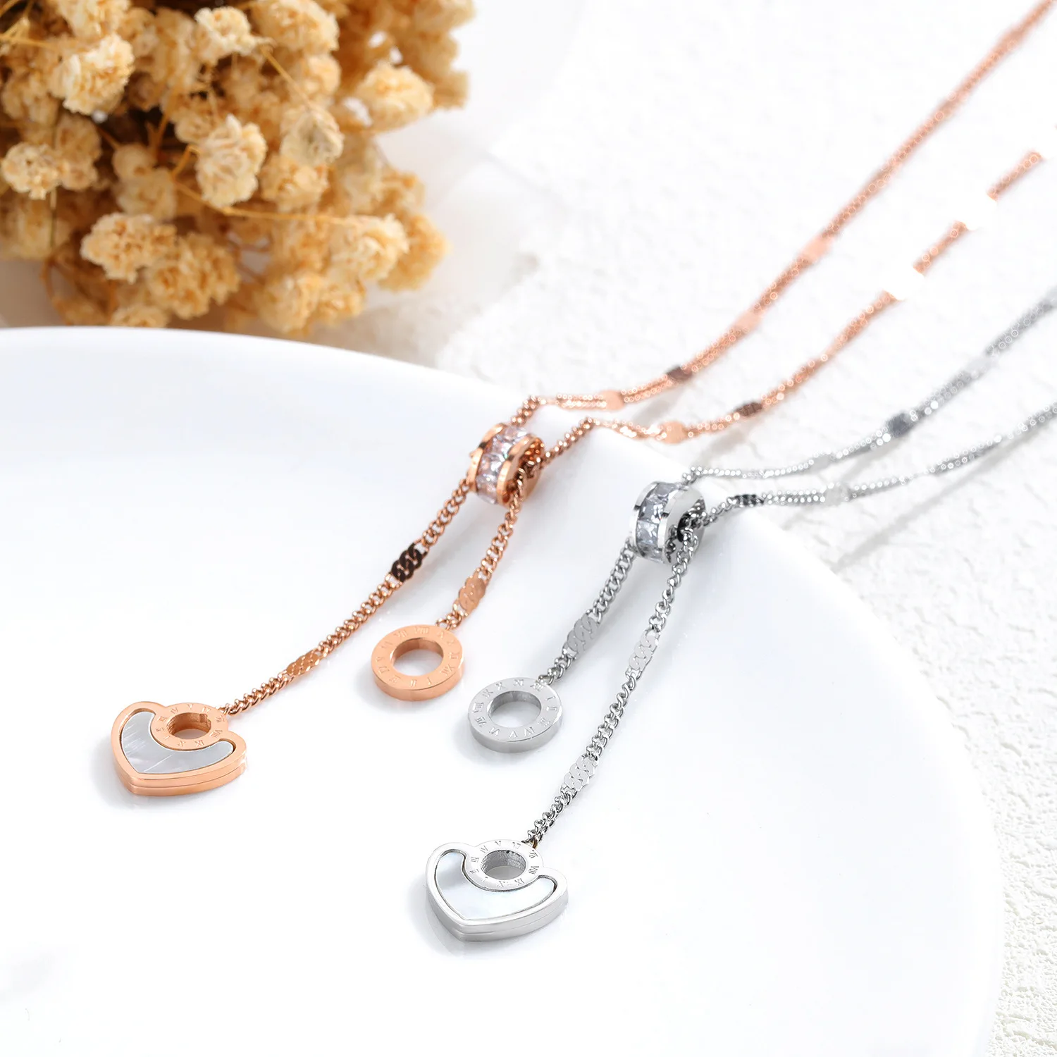 

Geometric type wild Roman numerals titanium steel necklace female fashion love white shell circle diamond clavicle chain jewelry
