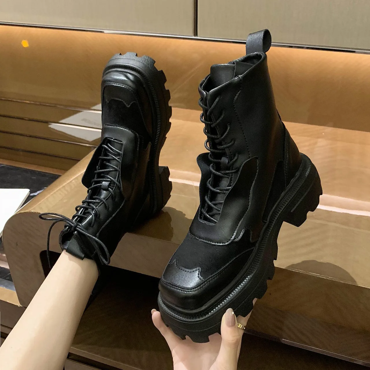 

Женские ботинки, красивые осенне-зимние ботинки из искусственной кожи на платформе, женские ботинки с квадратным носком, британские трендо...