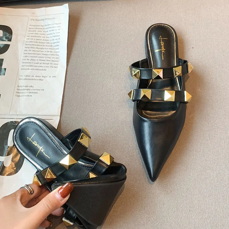 

2021 Rivet Strap Pointed Toe Flat Shoes Women Mule Slippers Rocker Style Slip On Comfy Slide Luxury Brand Design Spring Footwear