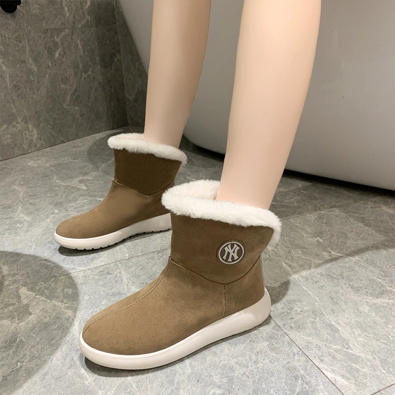 

HKXN пушистые зимние сапоги на плоской подошве женская зимняя новая женская обувь 2021 Корейская Повседневная утолщенная теплая Женская хлопк...