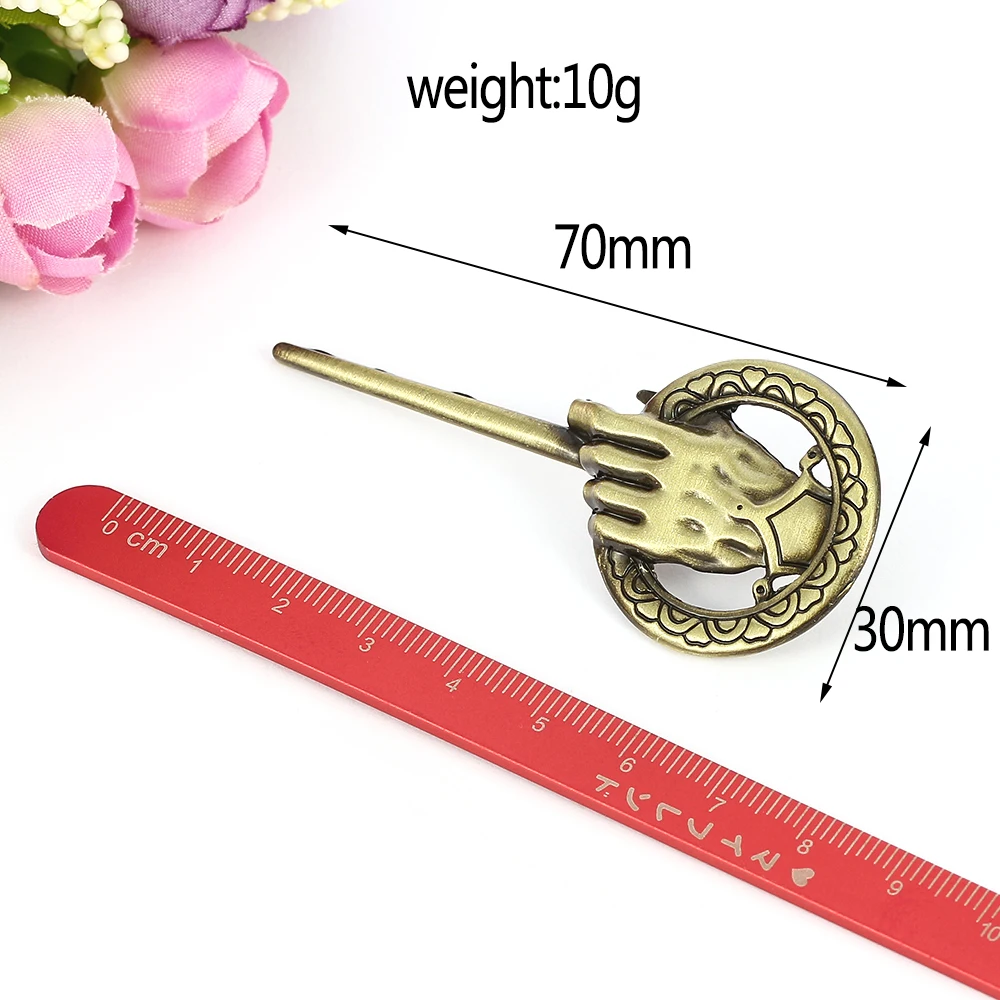 Значок-брошь с изображением рука короля на лацкане