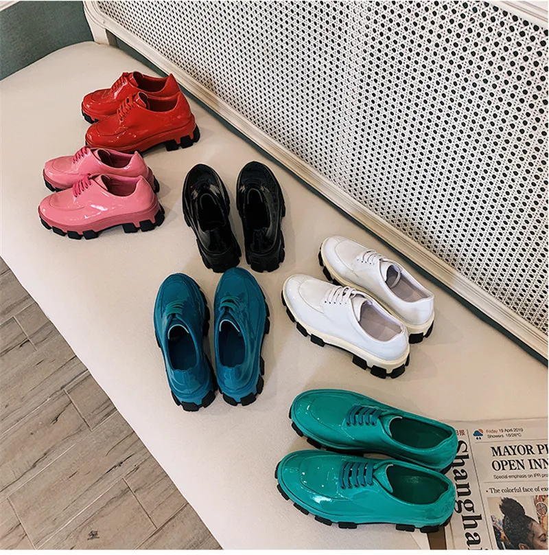 Женские туфли оксфорды из лакированной кожи модельные кроссовки на платформе