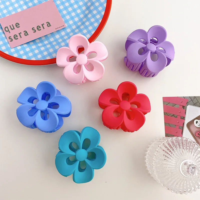 

2022 Trendy INS Frosted Hollow Flower Model Girl Simple Disc Hair Claw Plastic Large Daisy Hair Accessories For Women