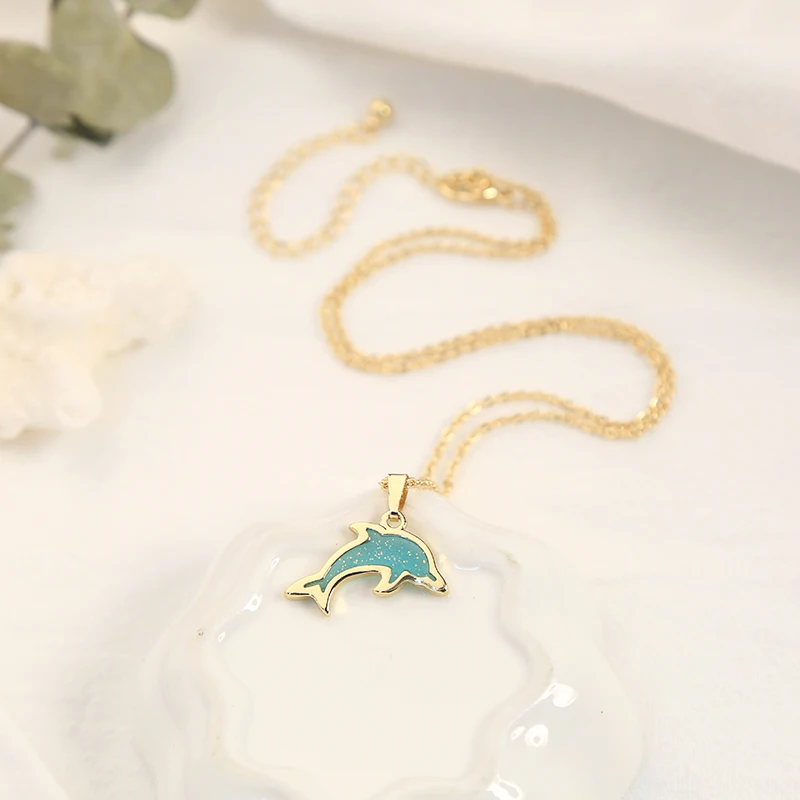 Женский кулон в виде дельфина из голубой смолы пляжном стиле золотистого