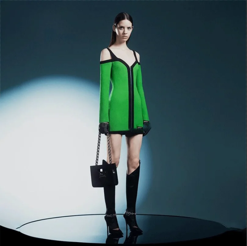 

2021 Последняя мода, облегающее платье на молнии с зеленой и черной каймой спереди.
