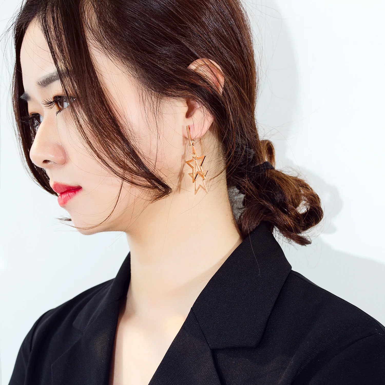 

CE-153 Hot selling fashion earrings in Europe and America Titanium steel star earrings Female temperament wild five-pointed star