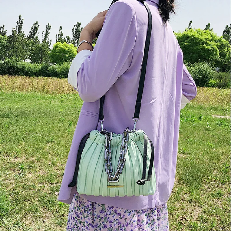 

Women's Designer Bag 2021 Korean Version of Portable Chain Bag Wrinkled Drawstring Bucket Bag Fashion Shoulder Messenger Bag