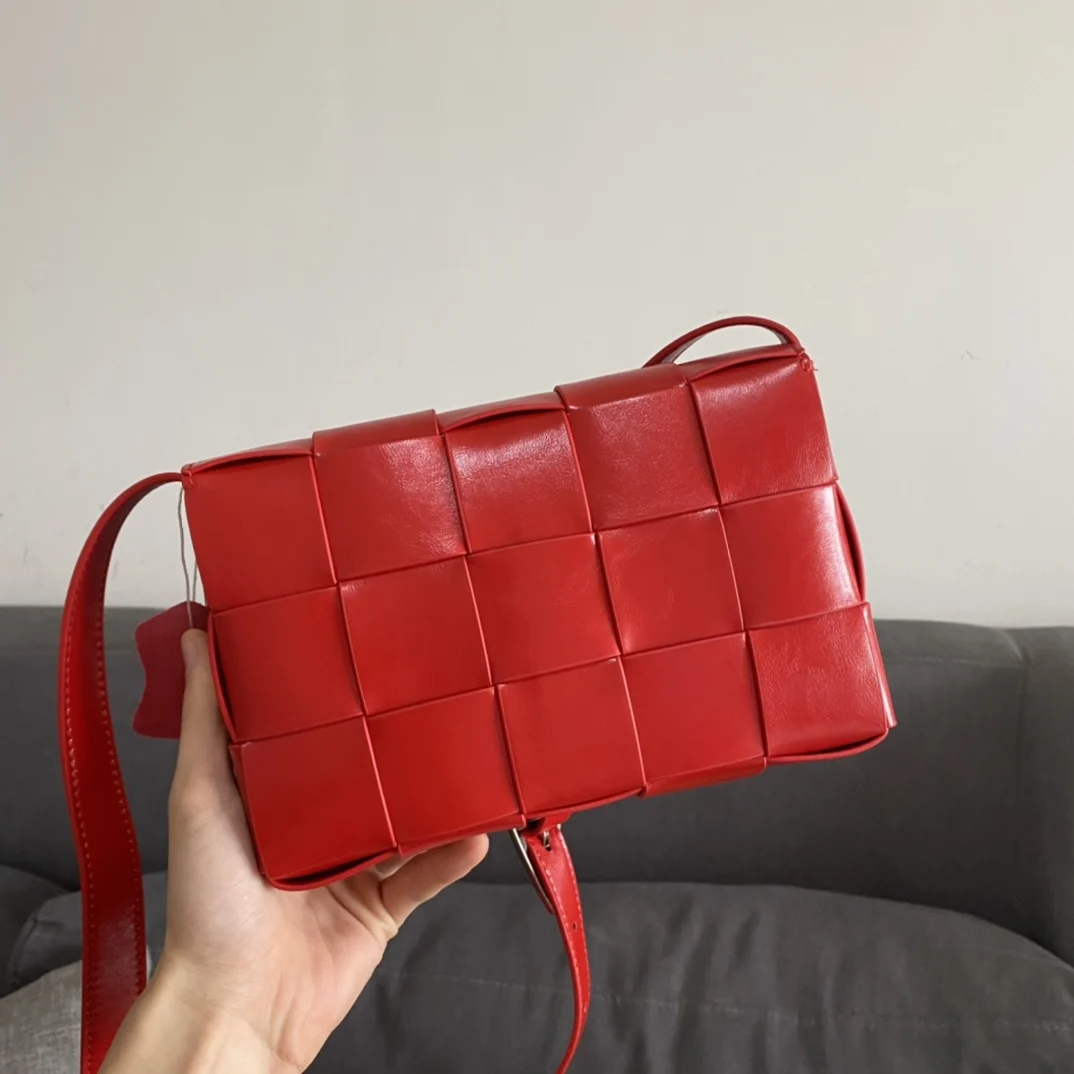 

Новая сумка для девушек, маленькая квадратная сумка через плечо, кожаная плетеная сумка-мессенджер, Высококачественная модная сумка-мессен...