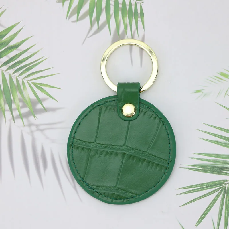 green Дизайн,, инициалы, буквы, узор под крокодила или Сафьяновая кожа, круглый брелок, брелок для ключей, кошелек - Цвет: green