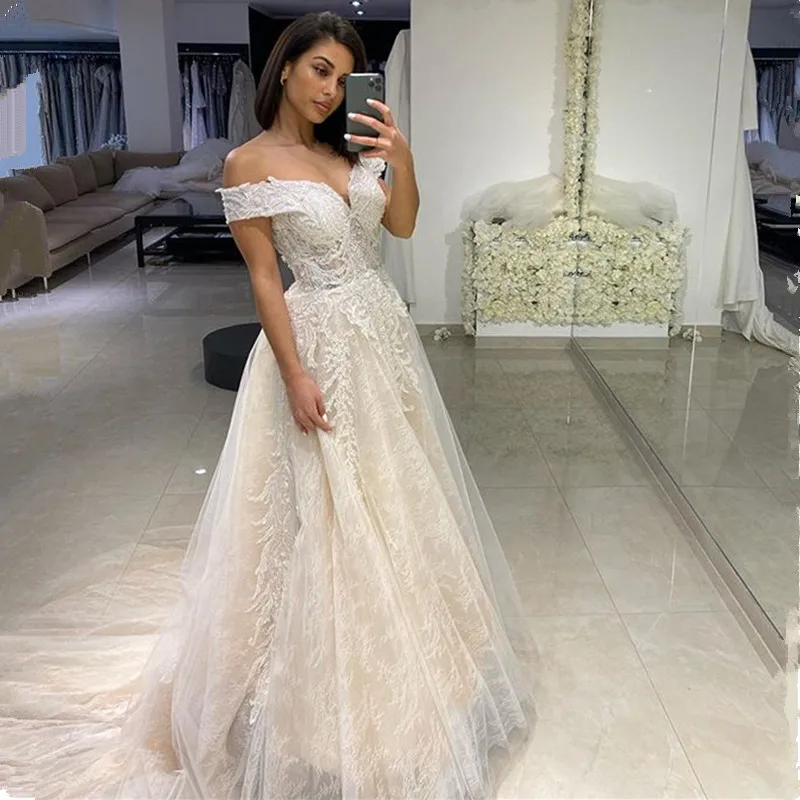 Элегантное кружевное свадебное платье с V образным вырезом и рукавами крылышками