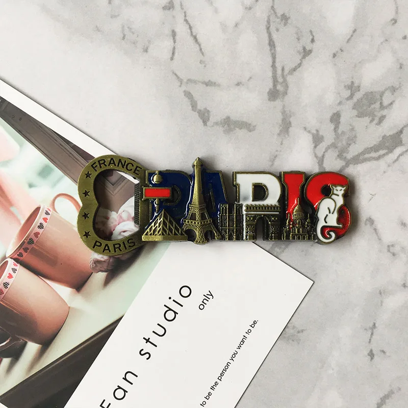 Металлический холодильник |