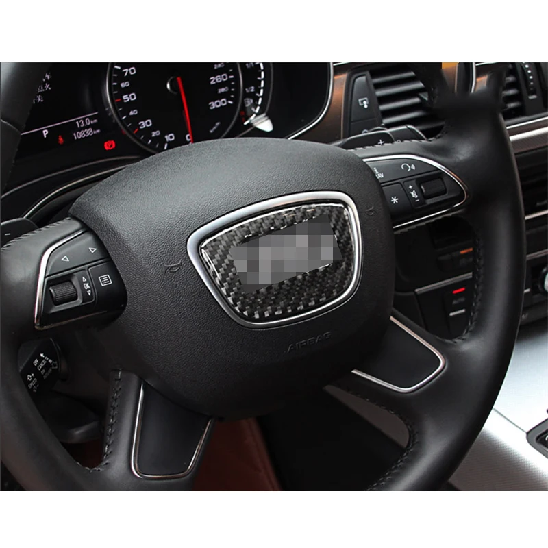 Реальные углеродного волокна рулевого колеса автомобиля с логотипом в центре