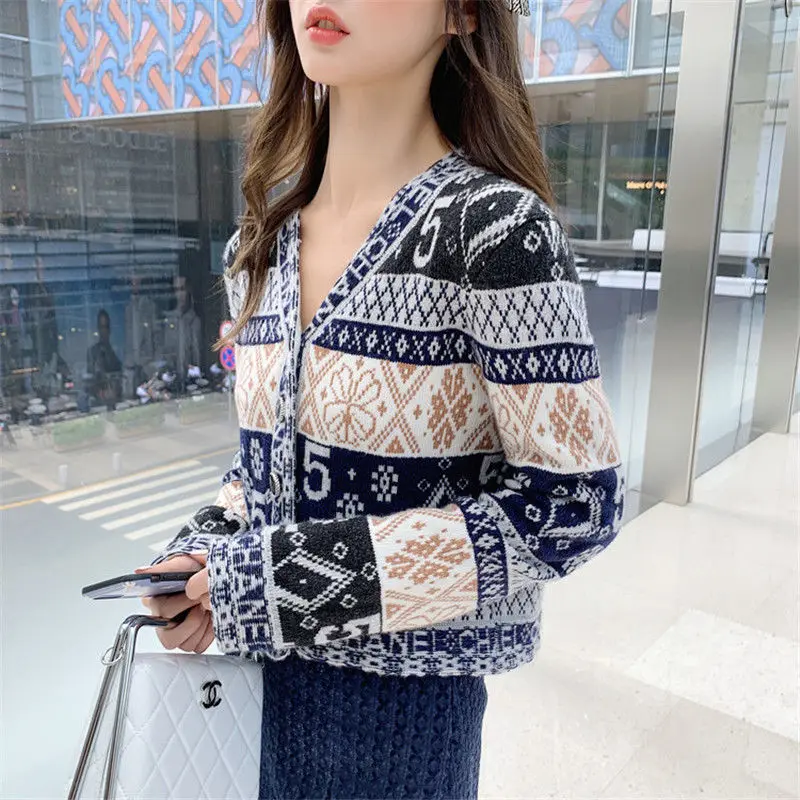 

2021 spring new fashion brand xiaoxiangfeng sweater cardigan female letter jacquard V-neck knitted jacket