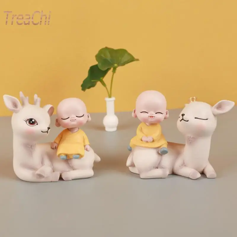 Творческая личность олень на спине маленький монах вибрирующий головой