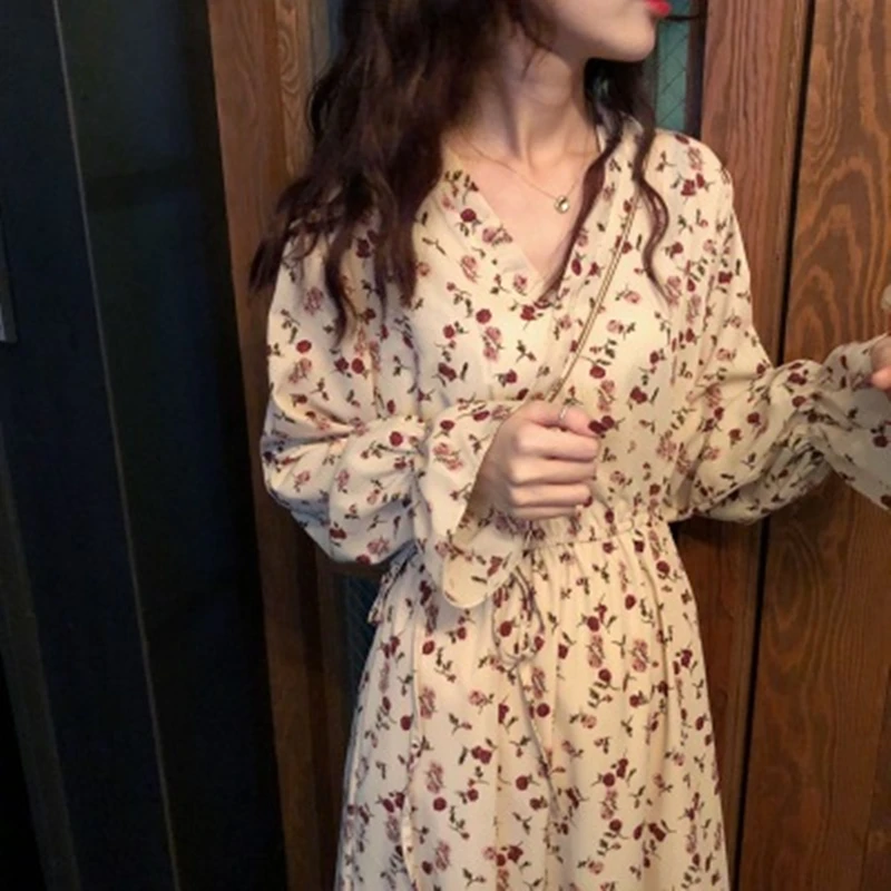 

Женское платье с V-образным вырезом, рукавами-фонариками и завышенной талией