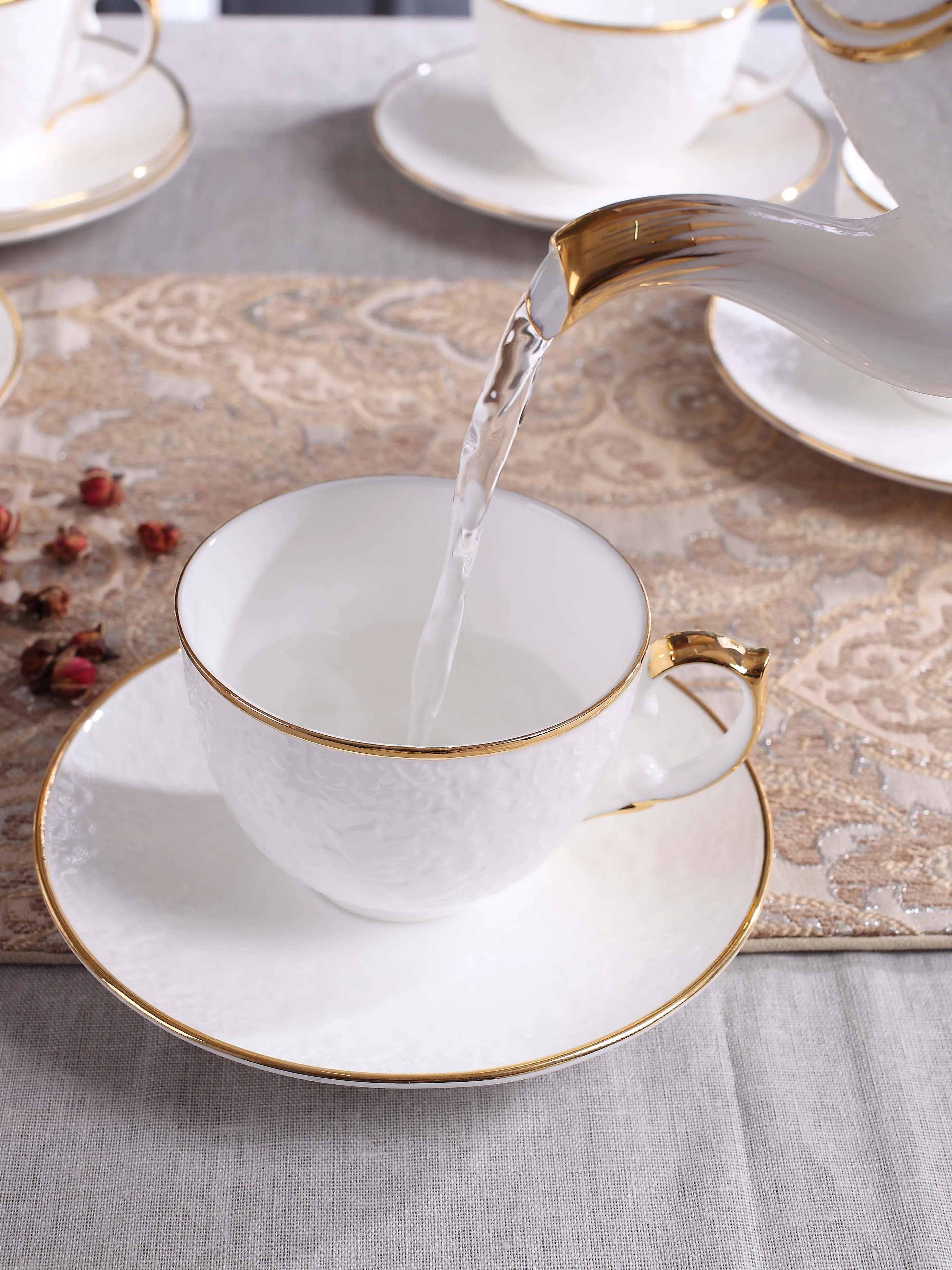 Роскошные Керамика белые чайные чашки фарфоровая чашка и блюдце чайный сервиз