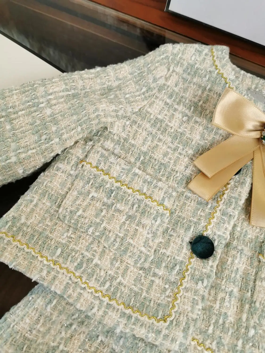 Luxury Brand New Design Girls Clothes Suit Two Piece Long Sleevel Bow Flower Brooch Open Stitch Cashmere Short Skirt |