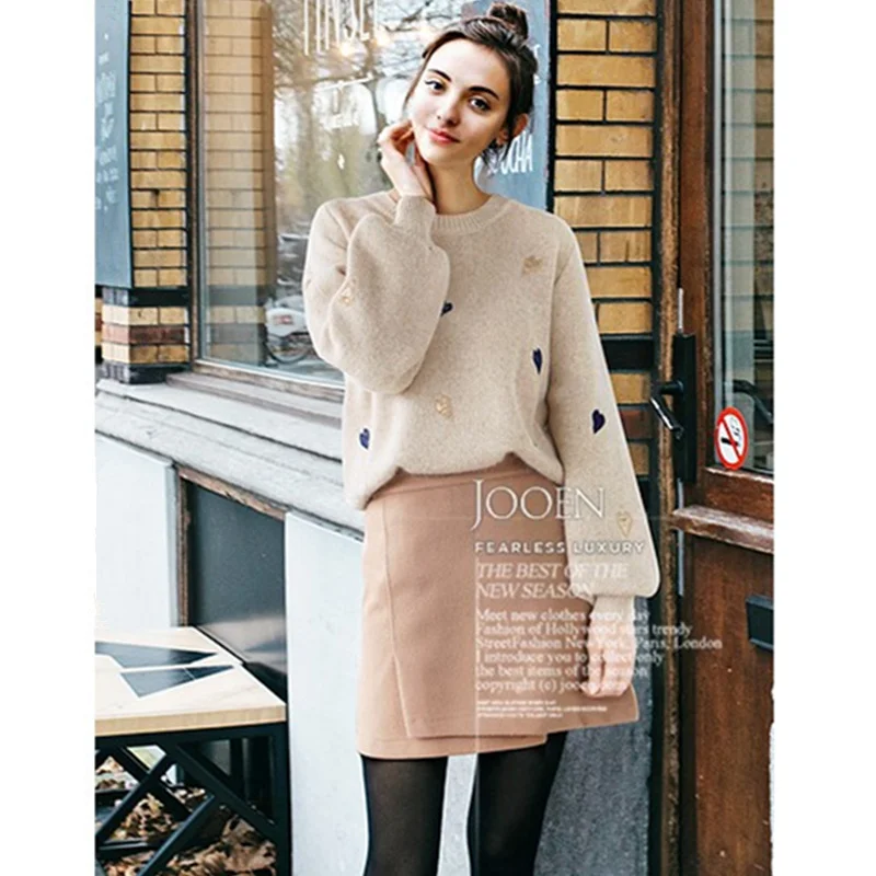 Женский свитер с вышивкой в виде сердца круглым вырезом и рукавами-фонариками |