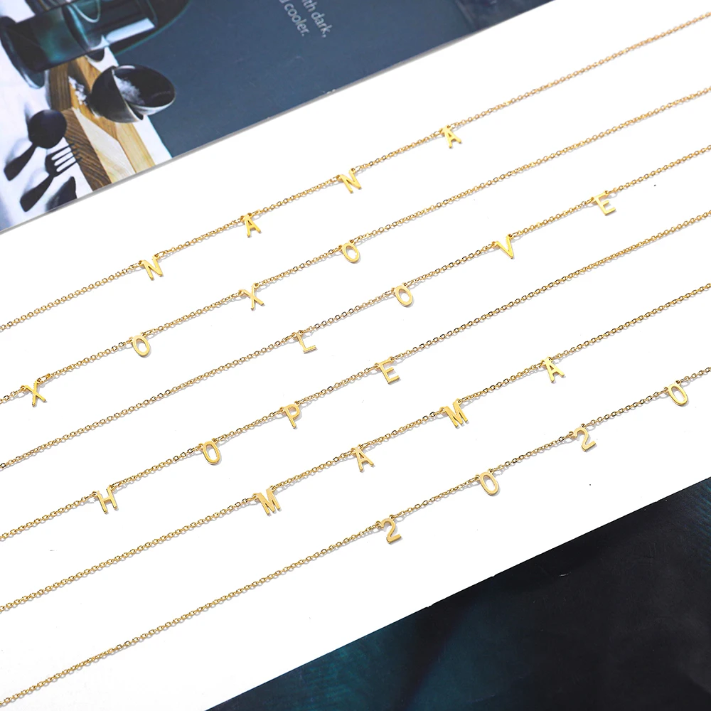 Модное колье-чокер золотого цвета с надписью и именем для женщин простой дизайн