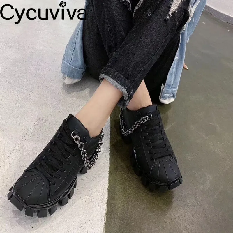 Шикарные женские кроссовки на толстой подошве с металлической цепочкой белые