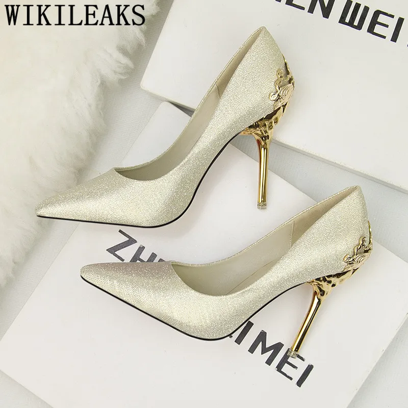 Женские туфли-лодочки на высоком каблуке с металлическим украшением | Обувь