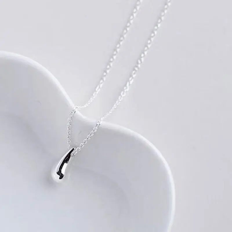 

Silver No. 925 sterling silver simple necklace, drop shaped pendant necklace, high-end jewelry, is a classic Valentine's Day gif