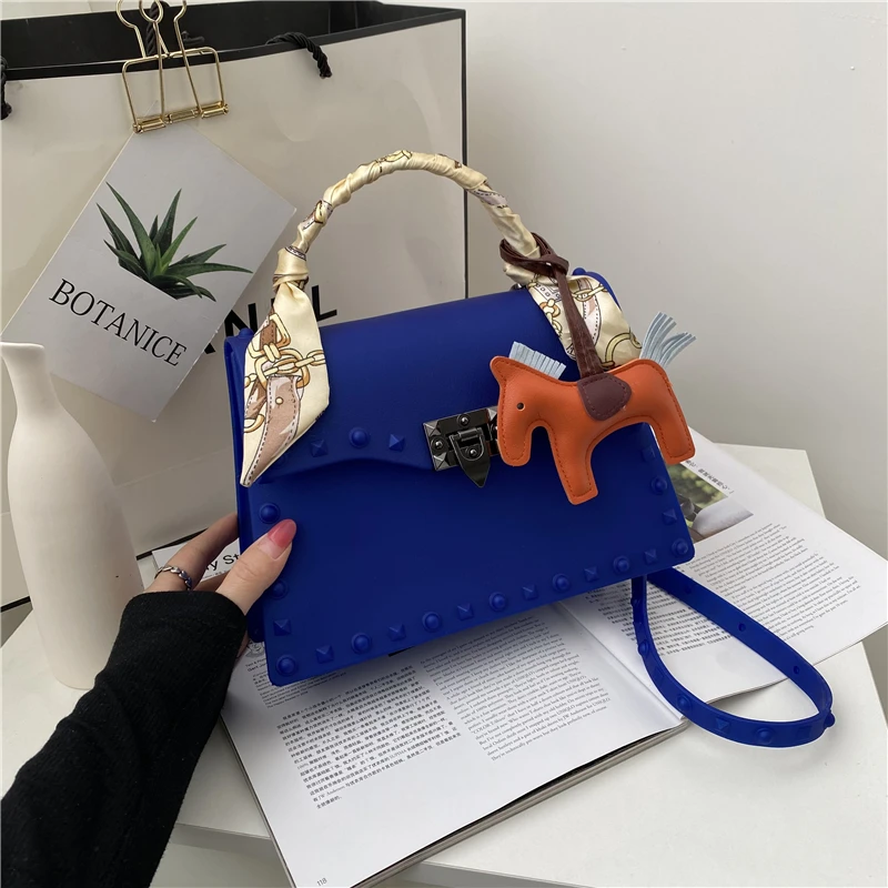 Женские сумки из ПВХ с жесткими заклепками новинка 2021 черные красные зеленые