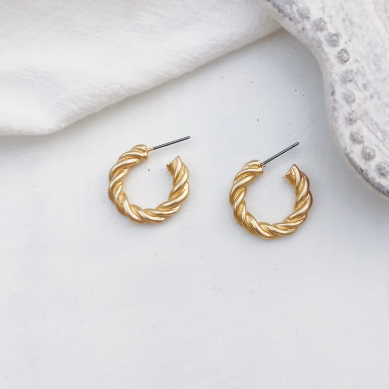 Золотые серьги с металлическим дизайном модные ювелирные изделия маленькие