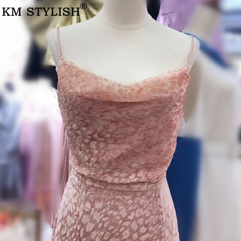 Женское бархатное платье на бретельках с леопардовым принтом KM розовое средней