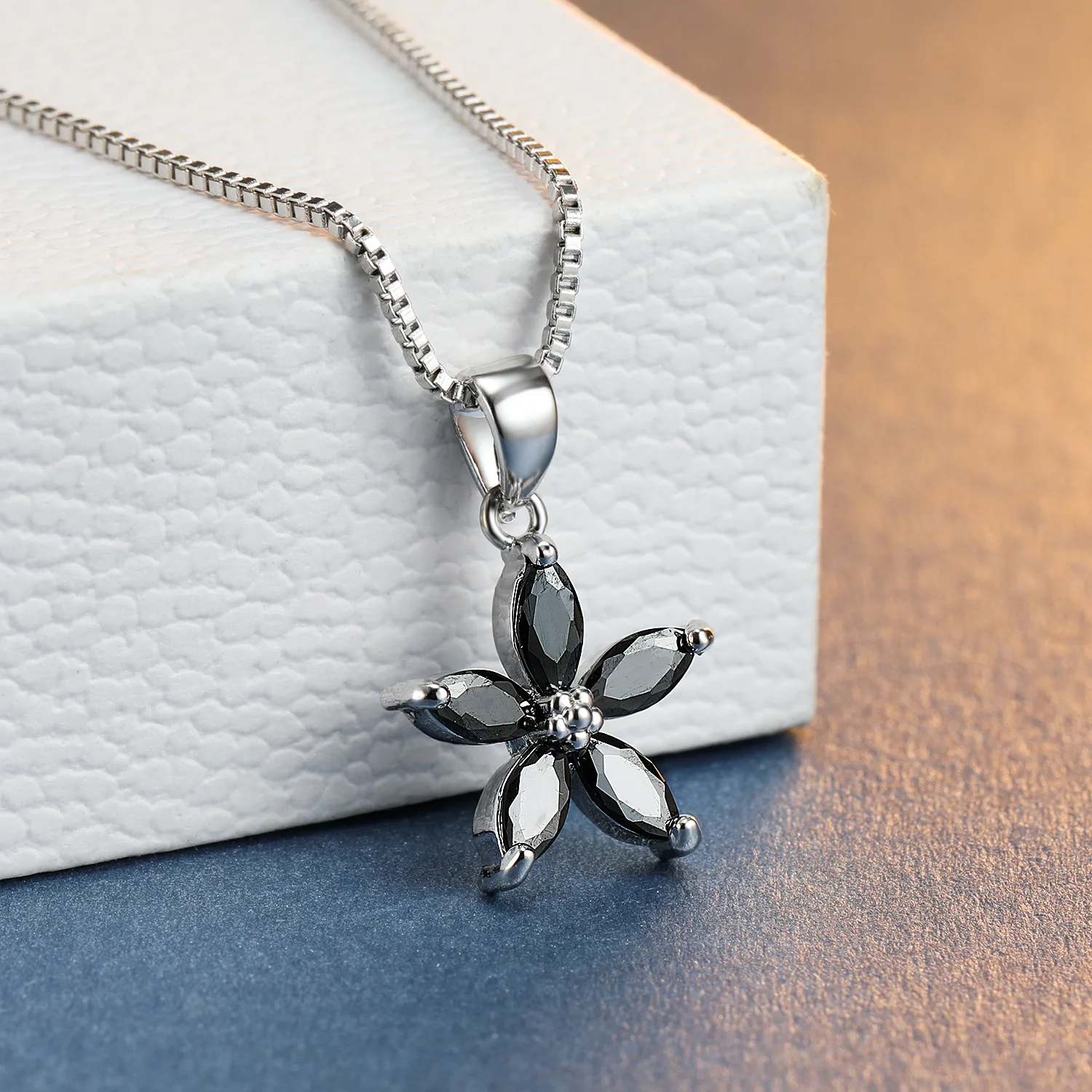 

Dainty Crystal Flower Pendant Necklace For Women Colorful Zircon Necklace 2021 New Trend Silver Color Box Chains Jewelry Gift
